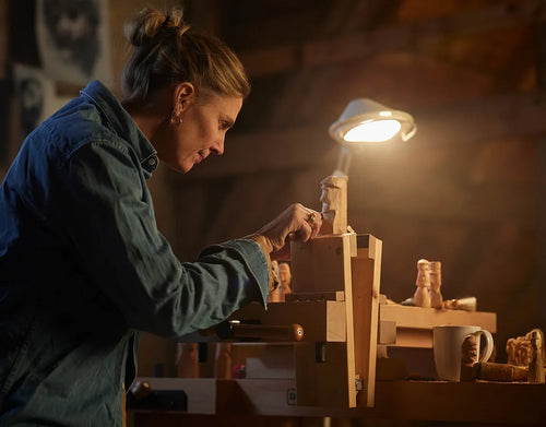 Kvinna som bearbetar trä med filklämma från Sjöbergs