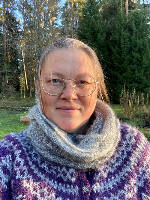 Emma Lejbro i stickad halsduk utomhus