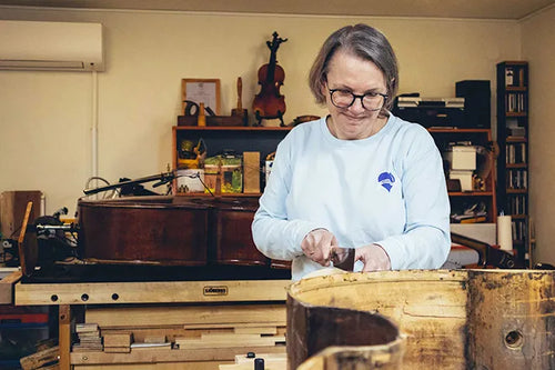 Chantal Van Lierop arbetar med en kontrabas vid sin arbetsbänk
