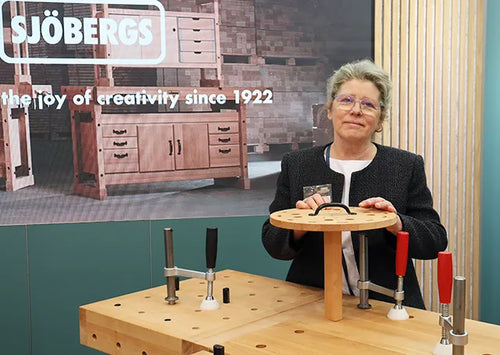 Frauke Finnern-Bräuchle vid en Sjöbergs arbetsbänk i en mässmonter