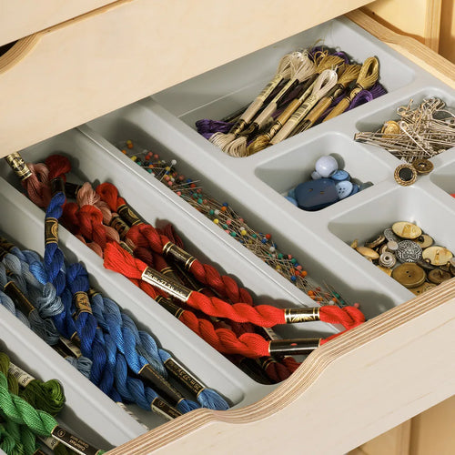 Sjöbergs Skåp 1, glas/björkdörrar, textilslöjd