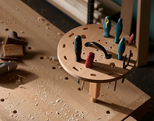 Verktygssnurra i trä som demonstrerar hur man enkelt kan förvara verktyg